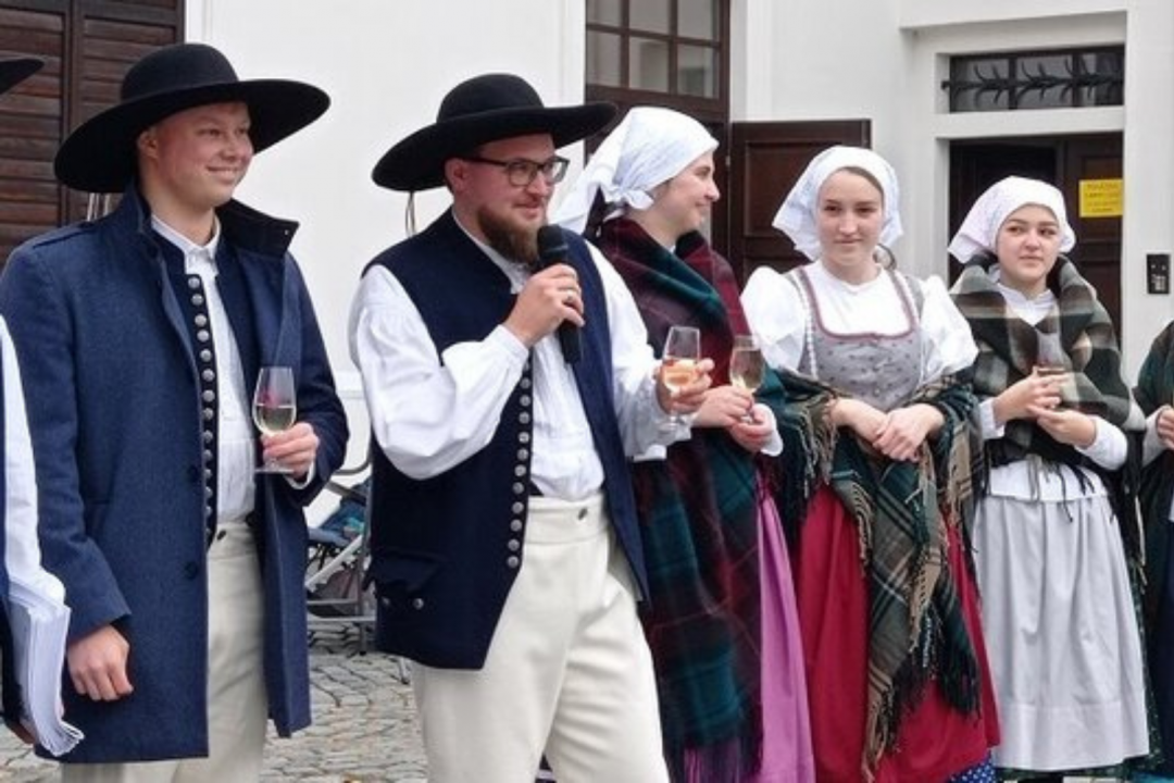 1. Krojovaný ples